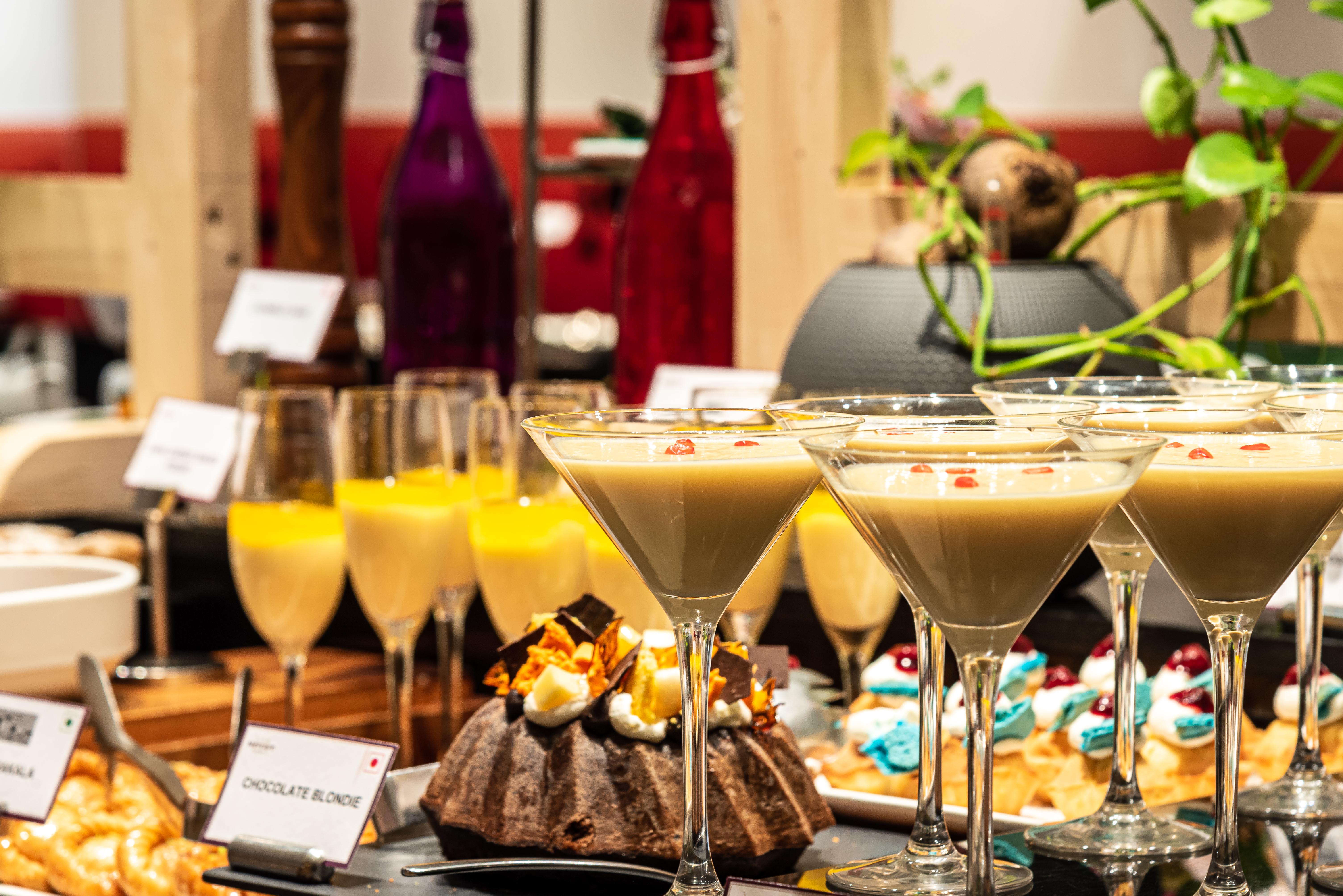 Mercure Hyderabad Kcp Banjara Hills, An Accor Hotel Екстер'єр фото A dessert buffet