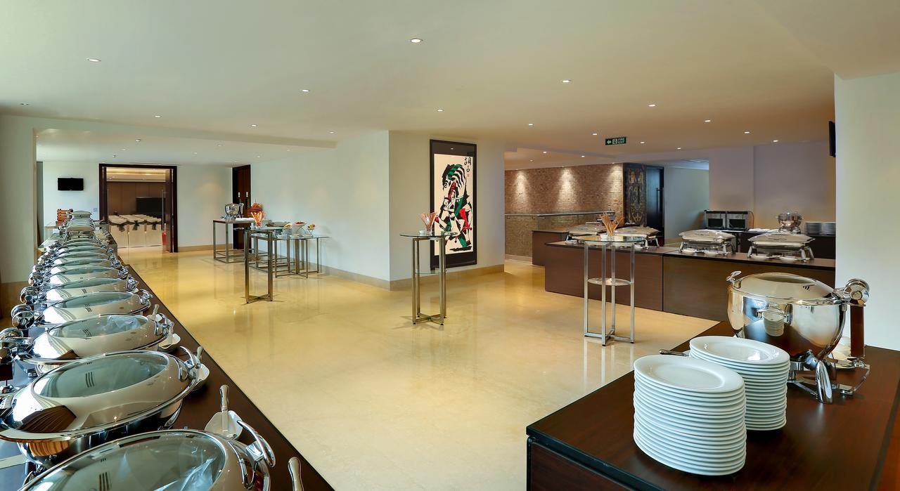 Mercure Hyderabad Kcp Banjara Hills, An Accor Hotel Екстер'єр фото The interior of the lounge